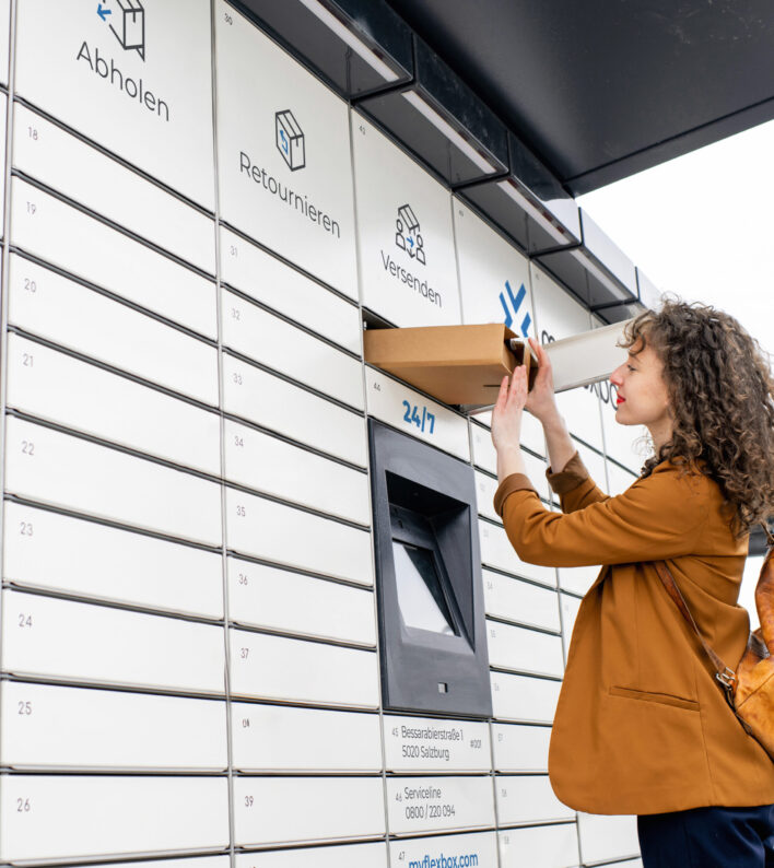 Frau-am-Locker-aspect-ratio-354-397